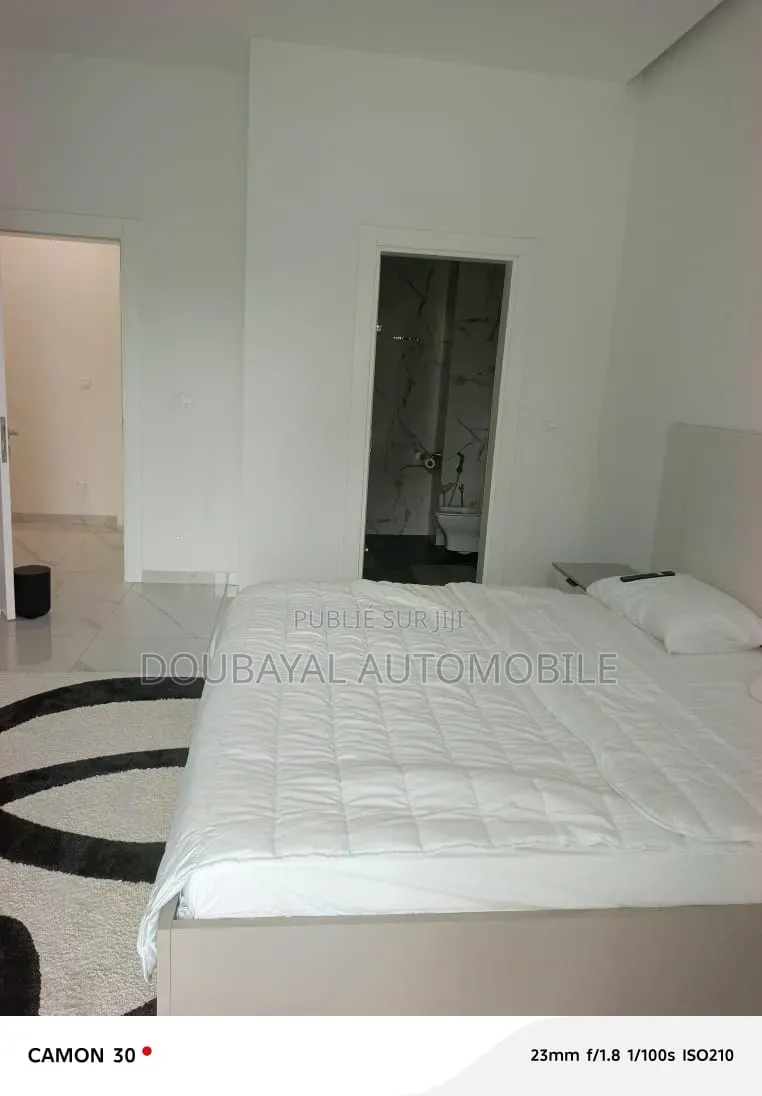 Meublé 4chbre Appartement dans Appartement Point E  à Louer