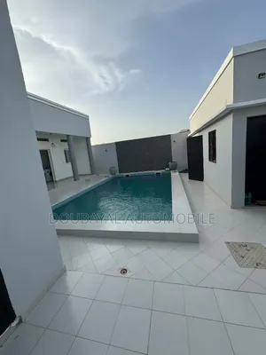 Meublé 4chbre Villa dans Villa Meuble À, Thiès Sud à Vendre