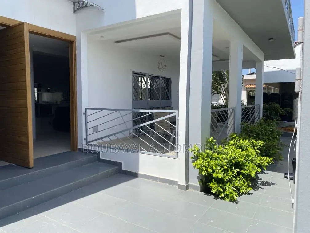 5chbre Villa dans Villa A Vendre, Thiès Sud à Vendre