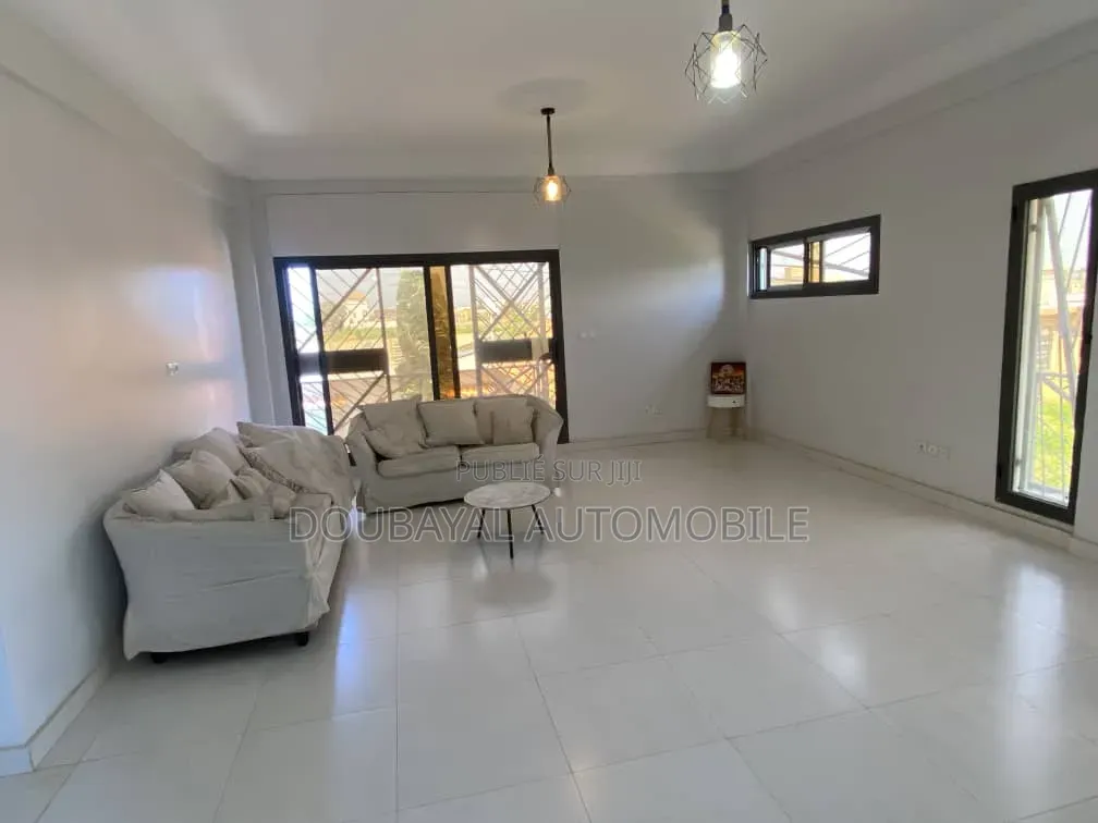 5chbre Villa dans Villa A Vendre, Thiès Sud à Vendre