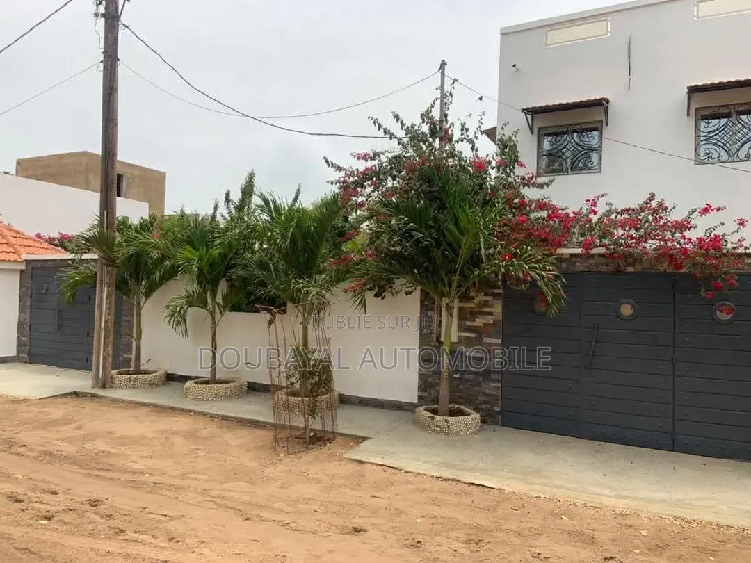 4chbre Villa dans Villa A Vendre Petit, Thiès Sud à Vendre