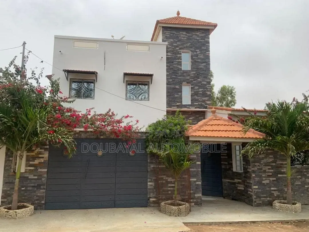 4chbre Villa dans Villa A Vendre Petit, Thiès Sud à Vendre