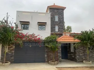 4chbre Villa dans Villa A Vendre Petit, Thiès Sud à Vendre
