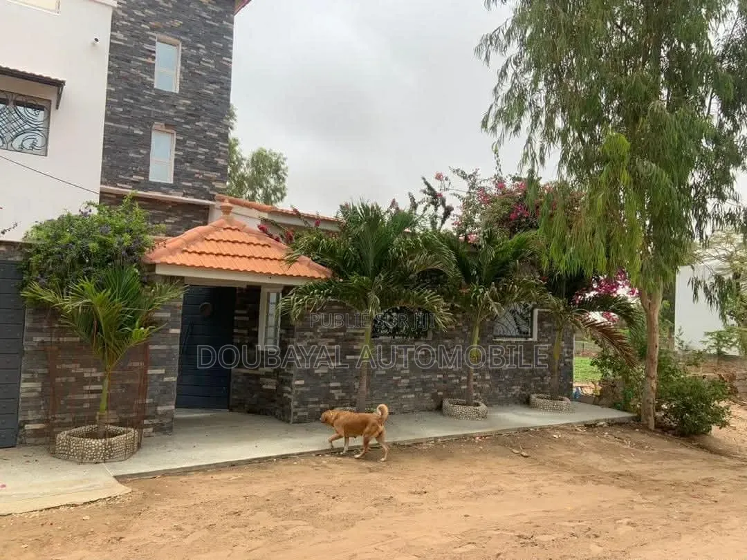 4chbre Villa dans Villa A Vendre Petit, Thiès Sud à Vendre