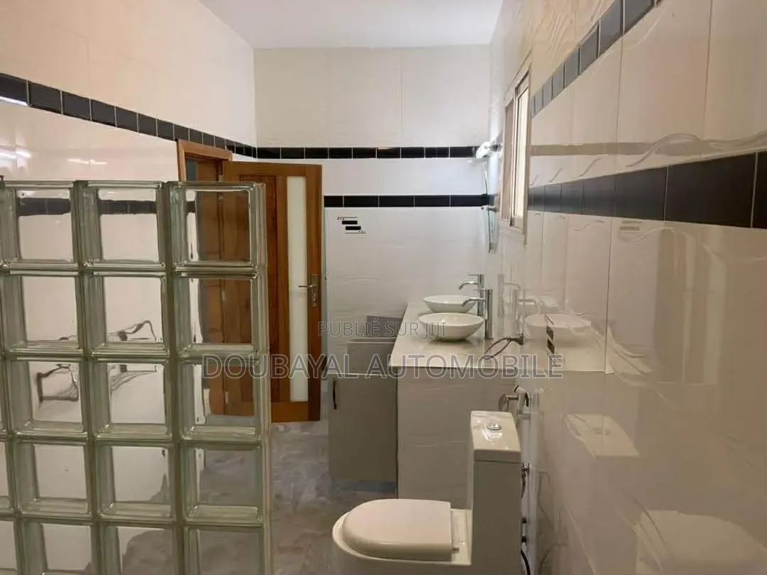 4chbre Villa dans Villa A Vendre Petit, Thiès Sud à Vendre