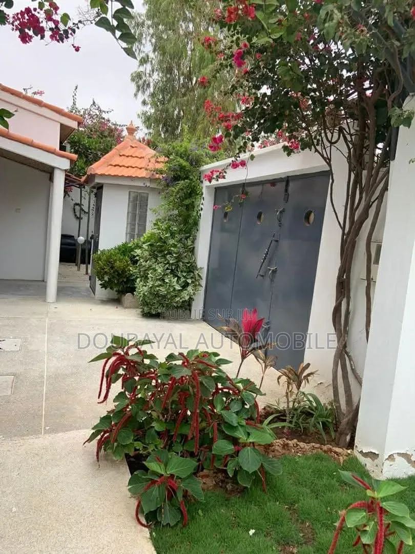 4chbre Villa dans Villa A Vendre Petit, Thiès Sud à Vendre