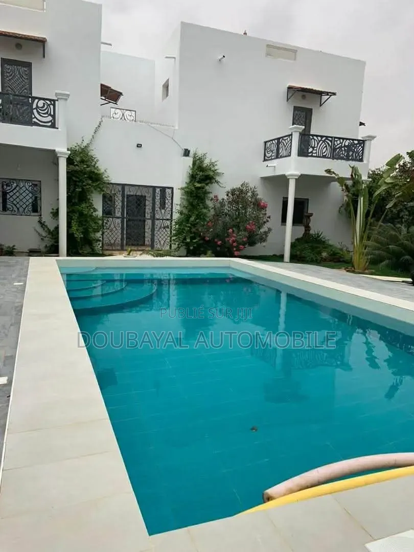 4chbre Villa dans Villa A Vendre Petit, Thiès Sud à Vendre
