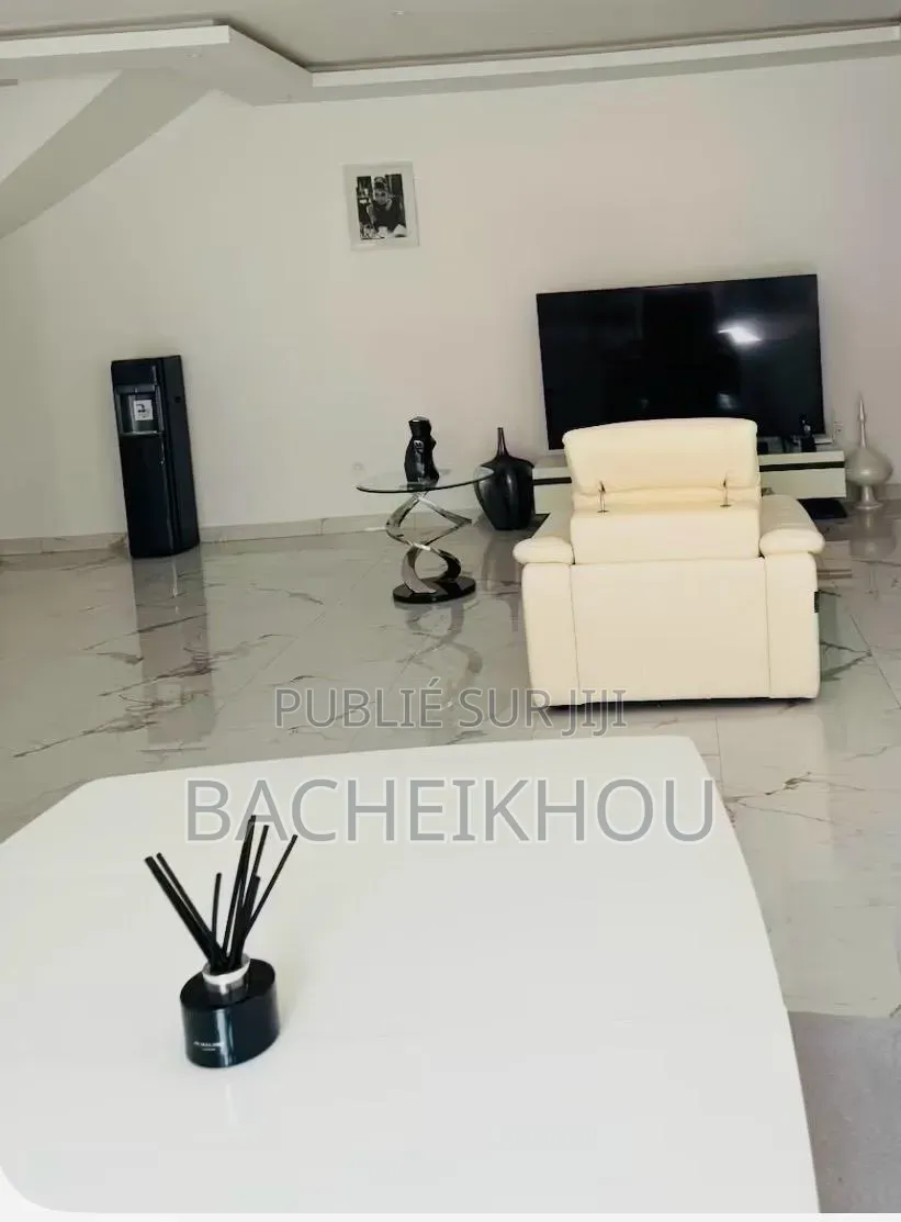8chbre Maison dans Bacheikhou Diaby, Thiès Sud à Vendre