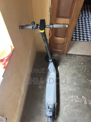 Trottinette Toutes Neuf Avec Ses Accessoires Casque Et Des Protèges