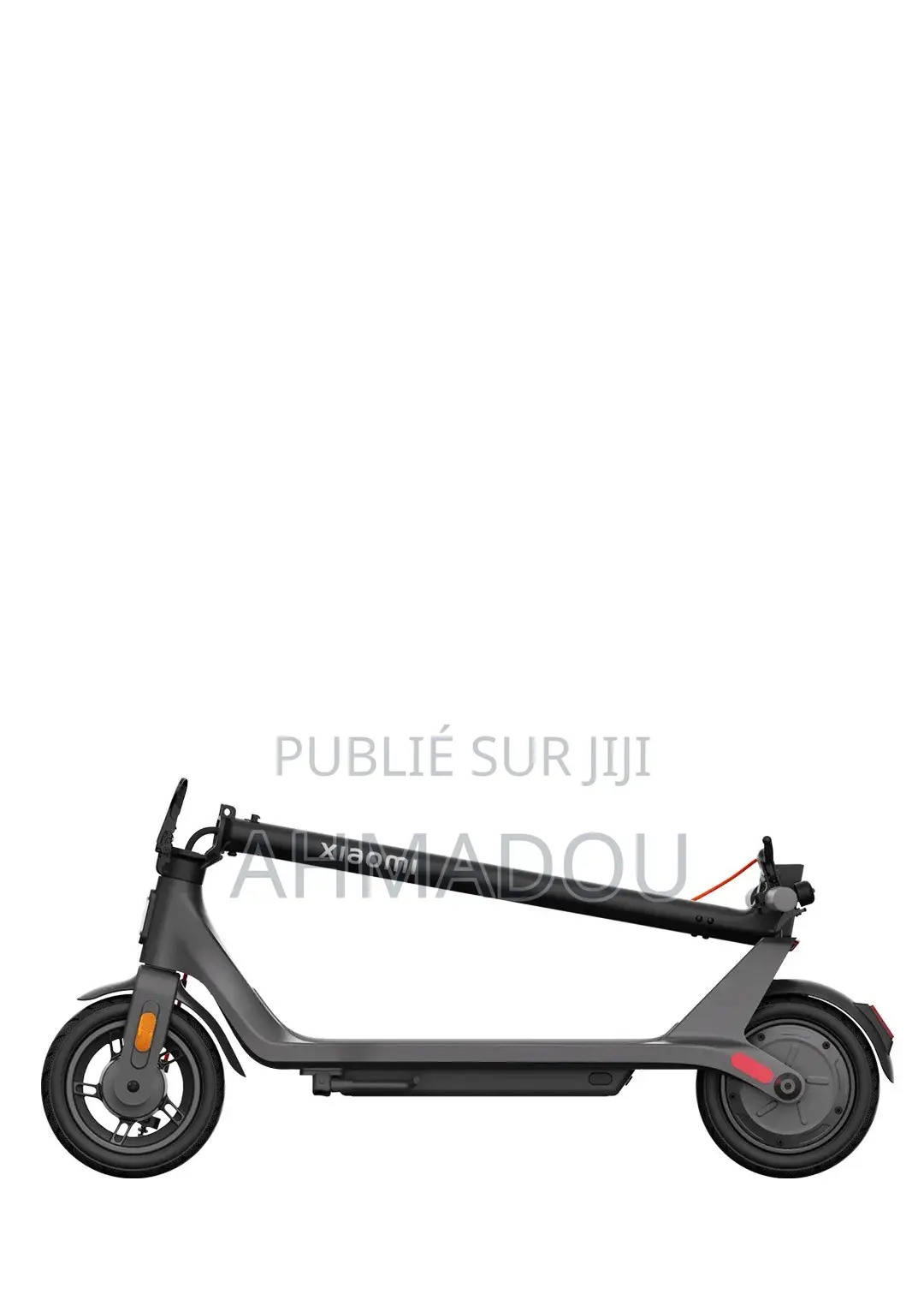 Trottinette Toutes Neuf Avec Ses Accessoires Casque Et Des Protèges