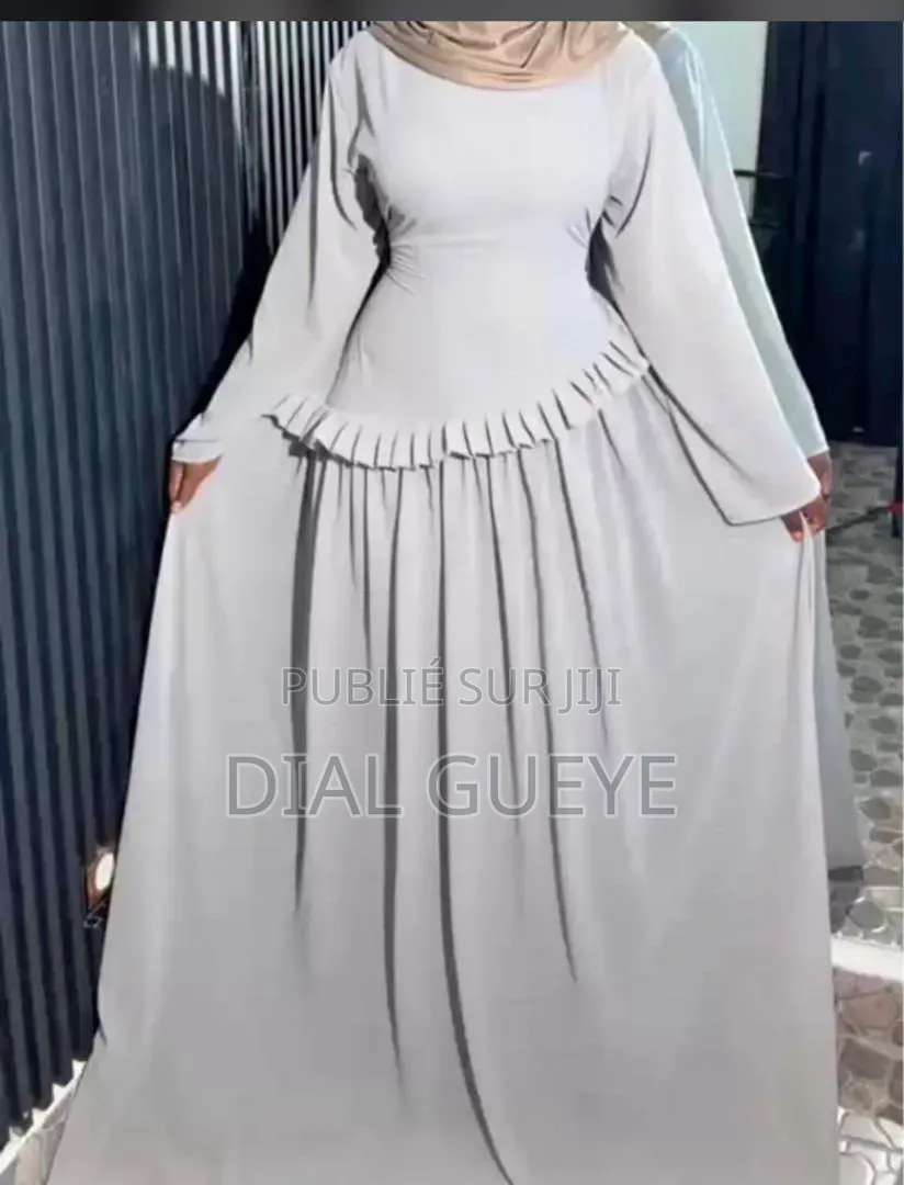 On Vend Des Robes Pour Femmes, Des Ensembles Et Autres