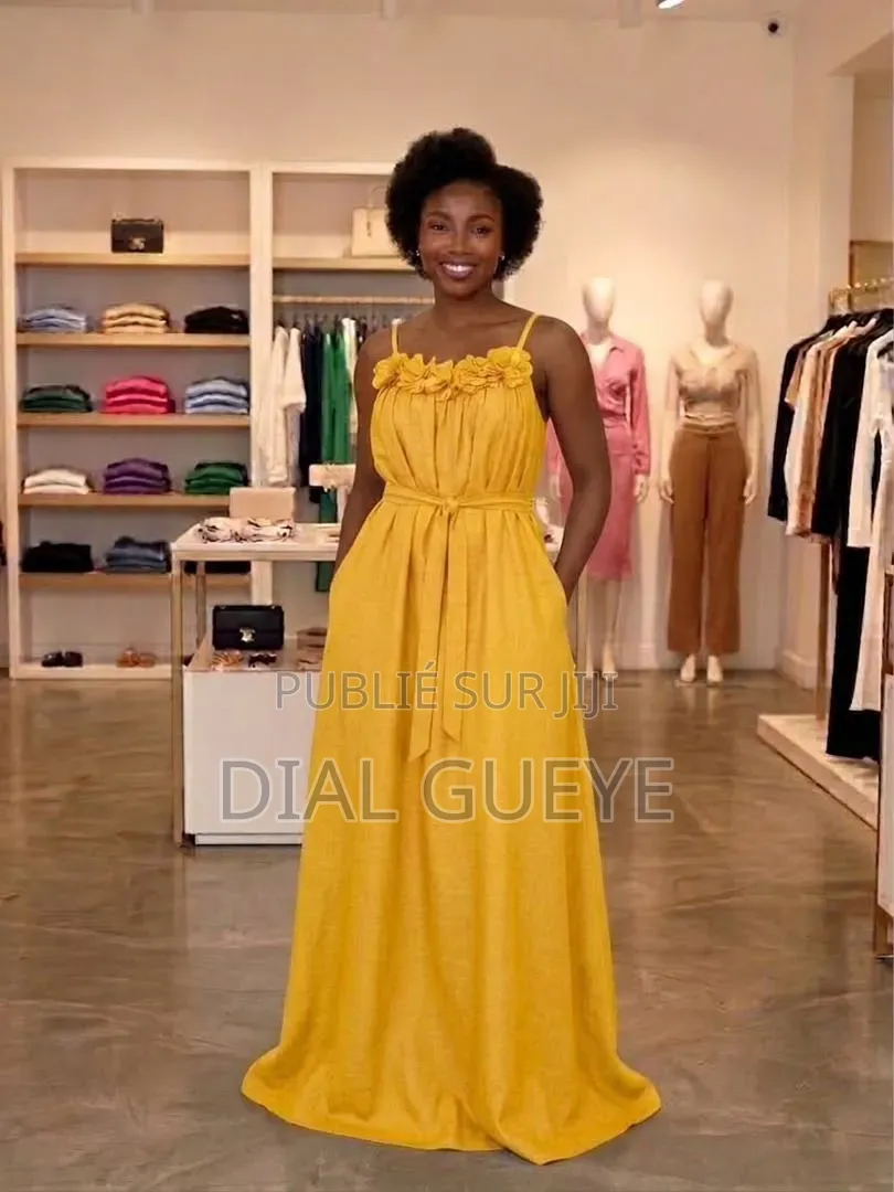 On Vend Des Robes Pour Femmes, Des Ensembles Et Autres