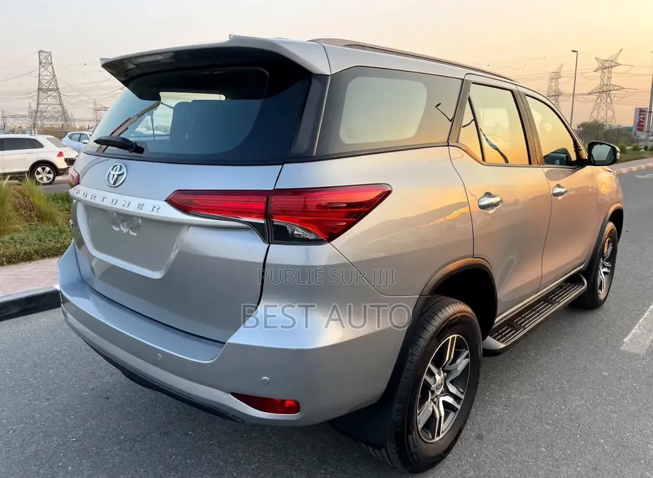 Toyota Fortuner 2022 Gris