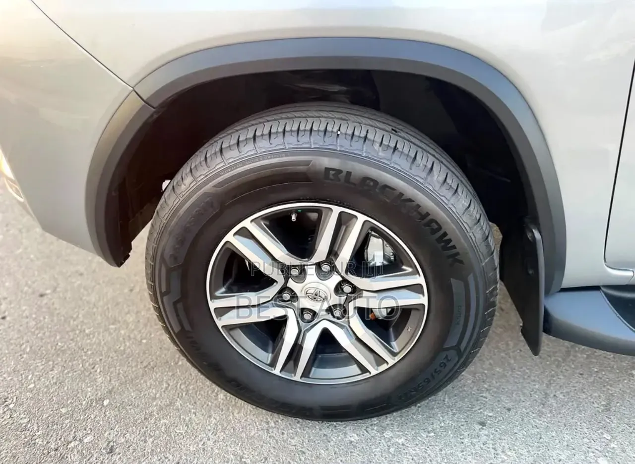 Toyota Fortuner 2022 Gris