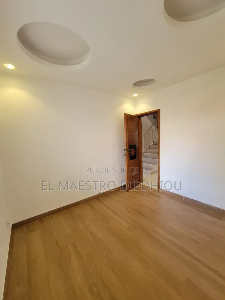 4chbre Villa dans Villa F5 Moderne, Ouakam à Louer