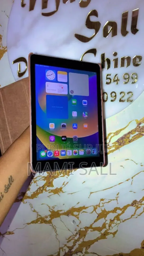 Nouveau Pomme iPad 5 (2022) 32 GB Gris