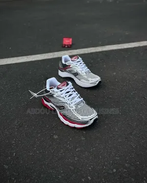 Saucony Omni 9 Rouge Disponible
