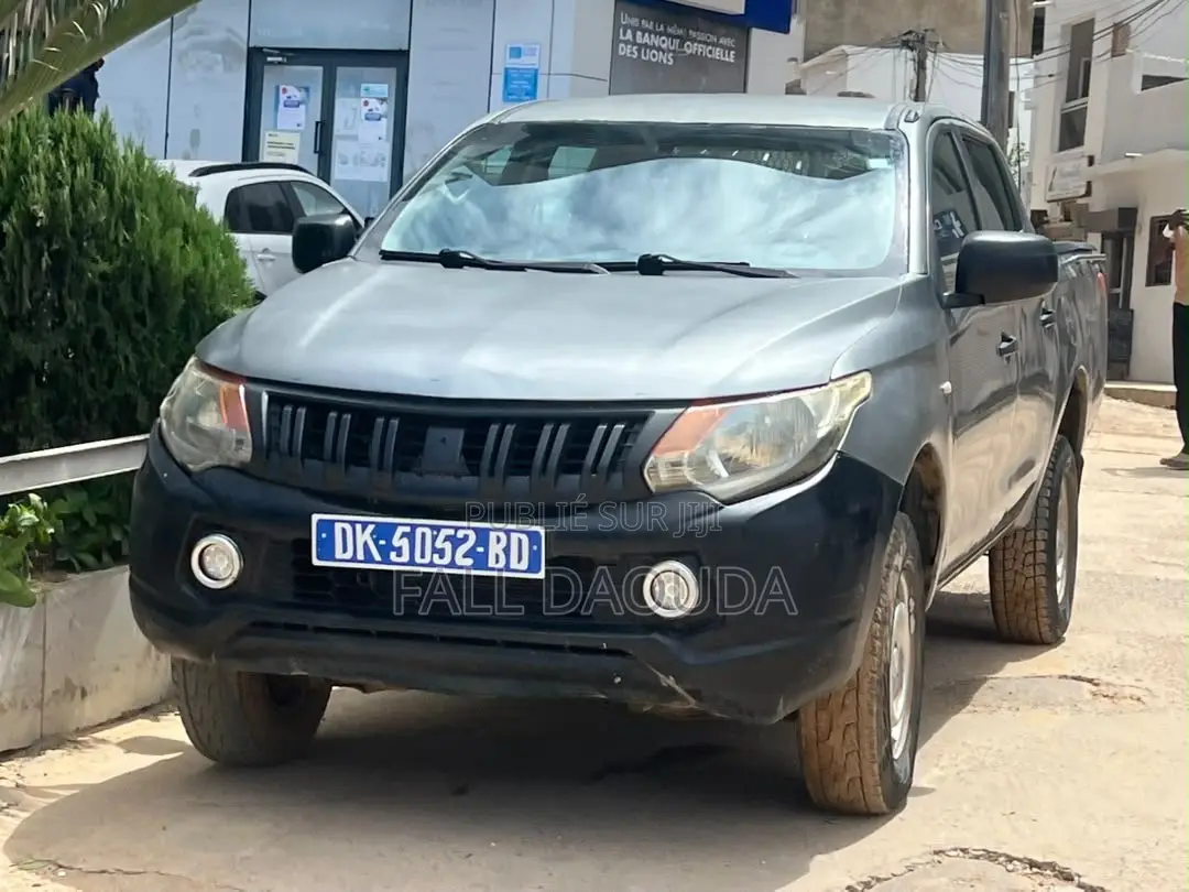 Mitsubishi L200 2017 Gris