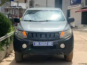 Mitsubishi L200 2017 Gris