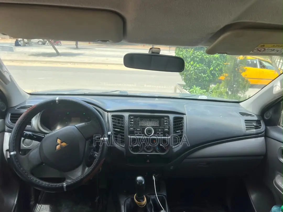 Mitsubishi L200 2017 Gris