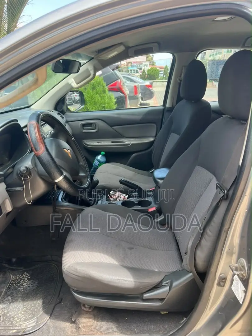 Mitsubishi L200 2017 Gris