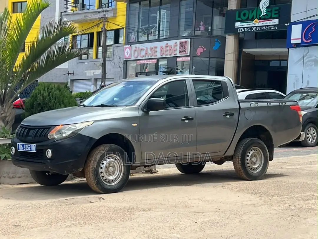 Mitsubishi L200 2017 Gris