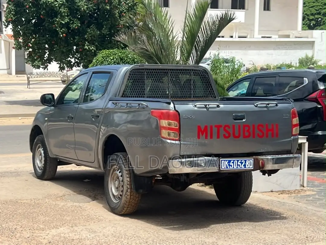 Mitsubishi L200 2017 Gris