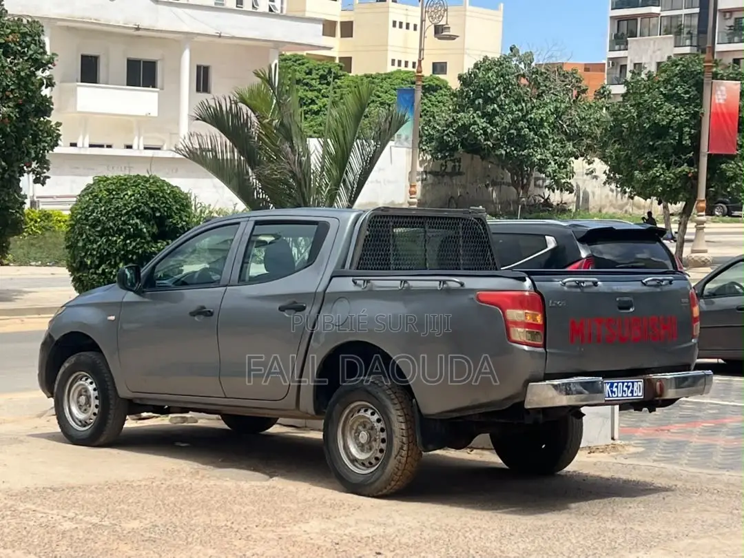 Mitsubishi L200 2017 Gris