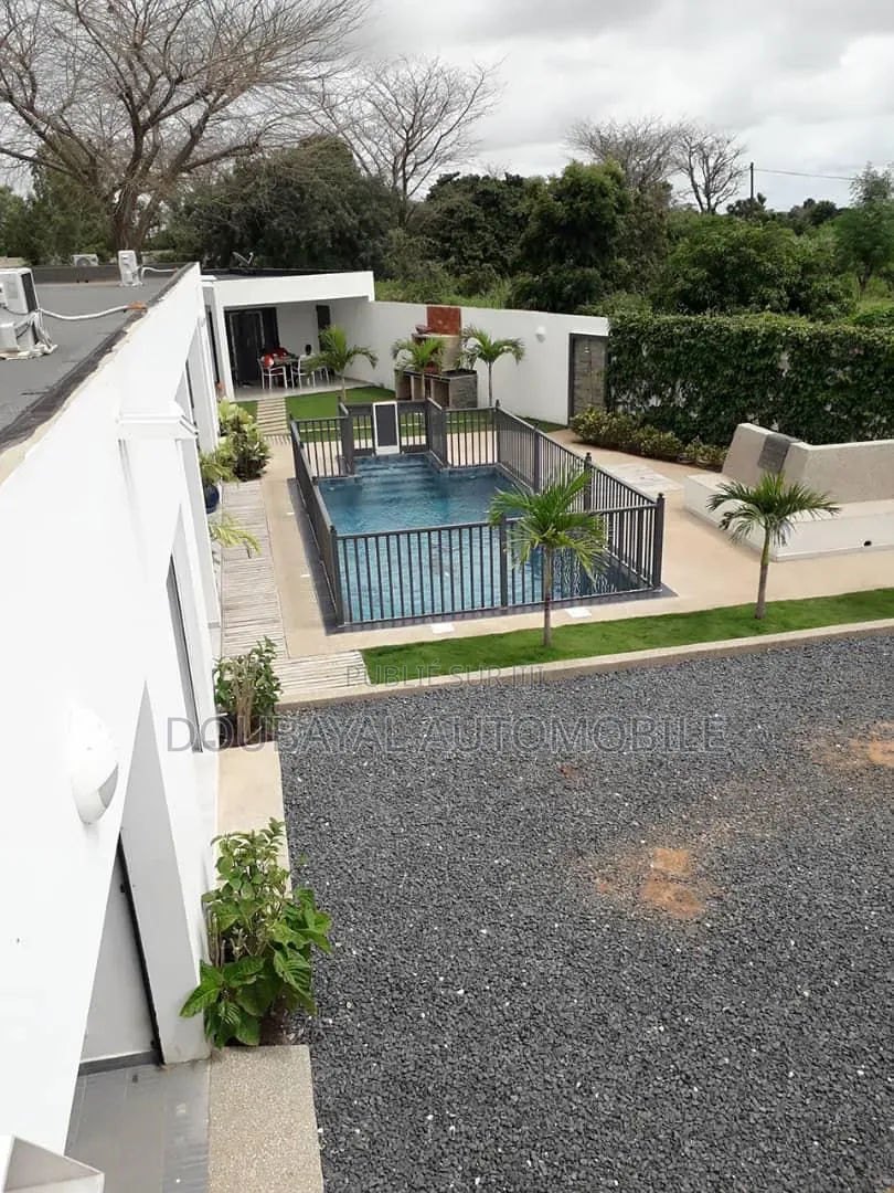 4chbre Villa dans Villa A Vendre, Thiès Sud à Vendre