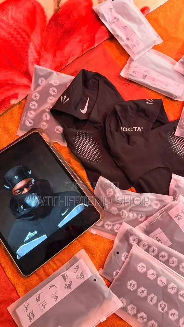 Cagoule NOCTA – Noire, Logo Réfléchissant