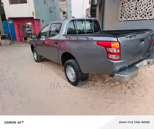 Mitsubishi L200 2016 Gris