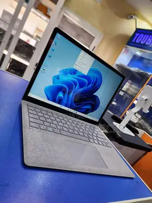 New Microsoft Surface Laptop 2 16GB Intel Core I7 SSD 512GB