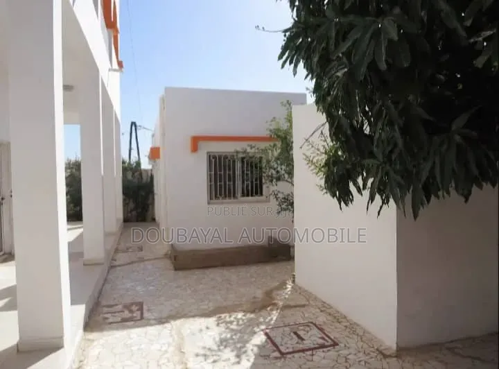 Meublé 5chbre Villa dans Villa Meuble À, Thiès Sud à Vendre