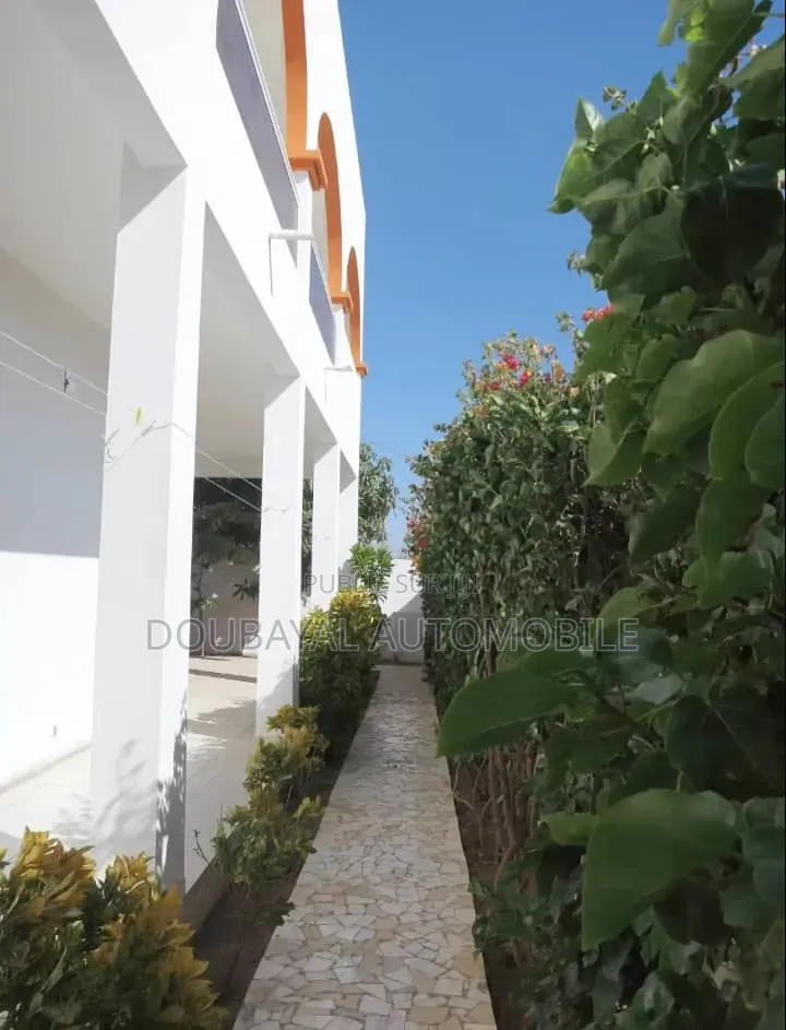 Meublé 5chbre Villa dans Villa Meuble À, Thiès Sud à Vendre