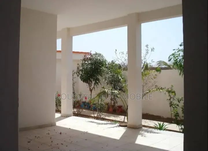 Meublé 5chbre Villa dans Villa Meuble À, Thiès Sud à Vendre
