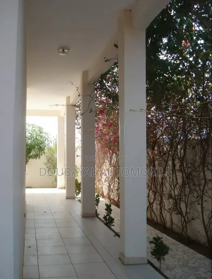 Meublé 5chbre Villa dans Villa Meuble À, Thiès Sud à Vendre