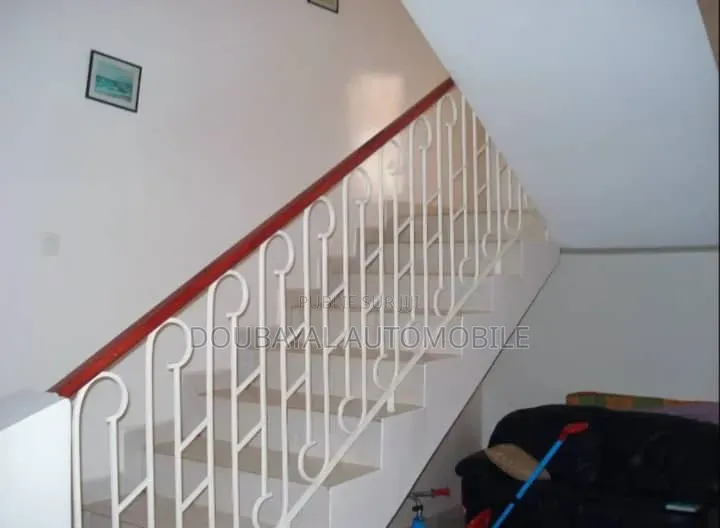 Meublé 5chbre Villa dans Villa Meuble À, Thiès Sud à Vendre