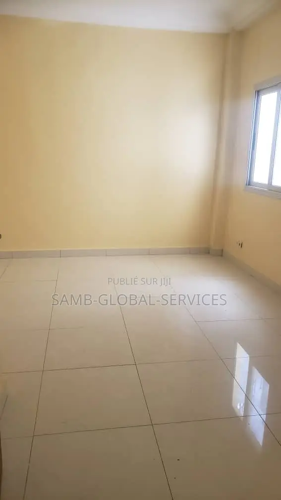 3chbre Appartement dans Yoff à Louer