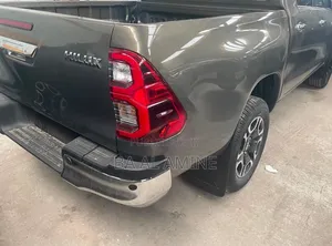 Toyota Hilux 2026 Gris
