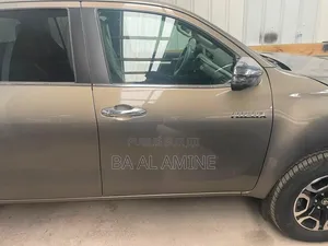 Toyota Hilux 2026 Gris
