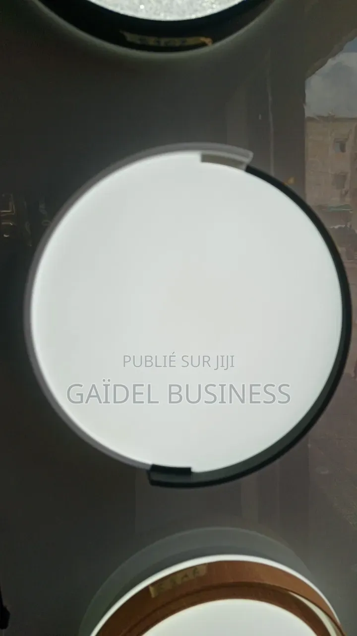 Plafonnier LED Rond Au Design Moderne Et Épuré - Contour Noir Chic