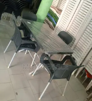 Chaise Et Table en Plastique Original Avec Pieds en Fer Inoxydable.