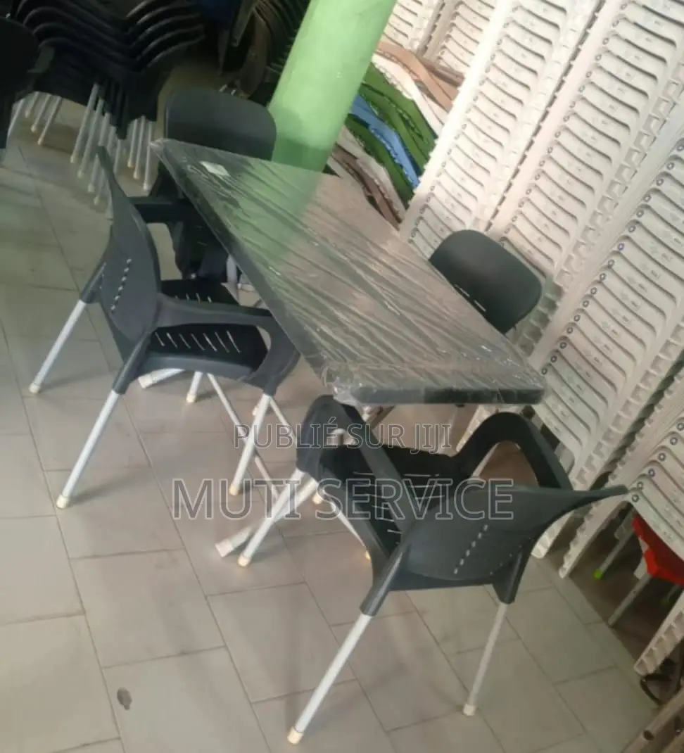 Chaise Et Table en Plastique Original Avec Pieds en Fer Inoxydable.
