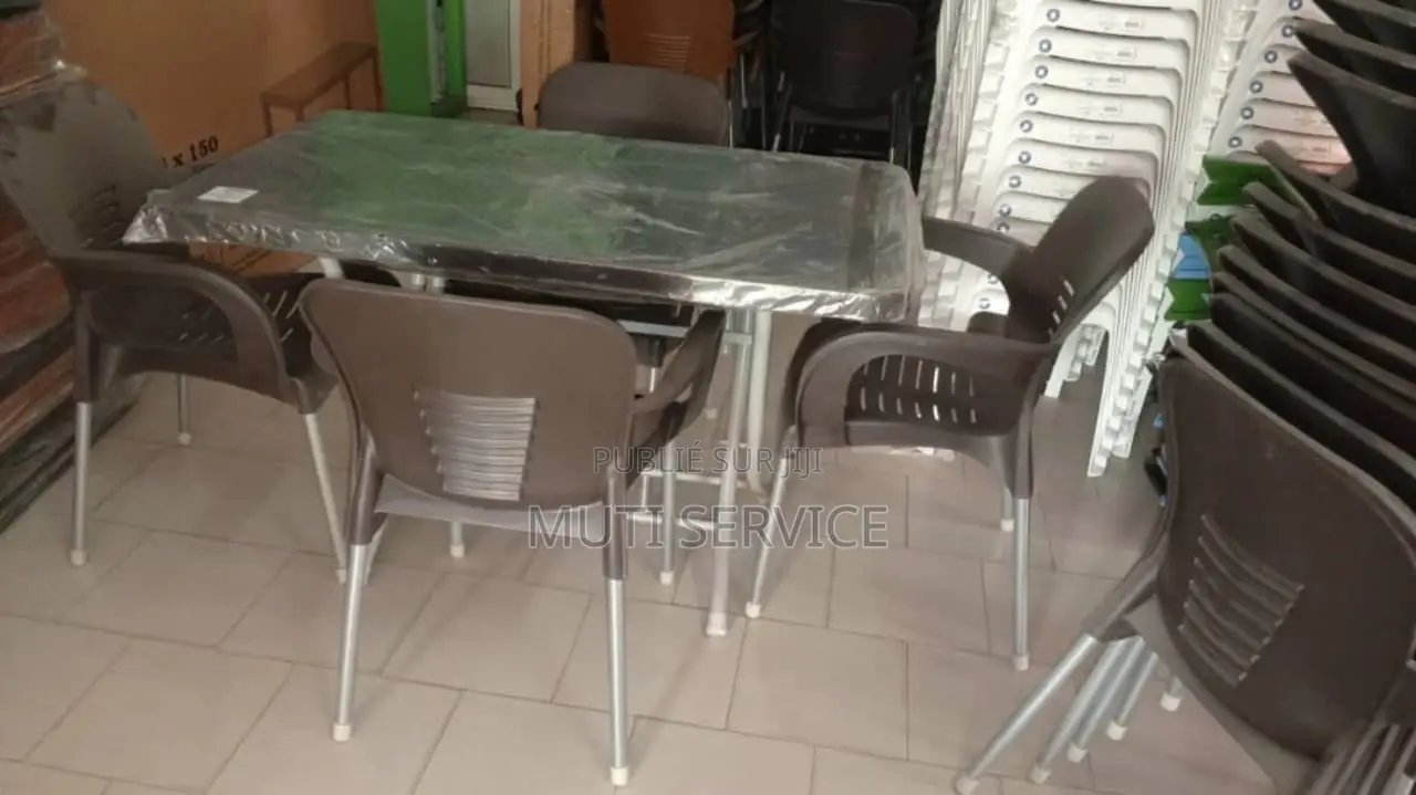 Chaise Et Table en Plastique Original Avec Pieds en Fer Inoxydable.