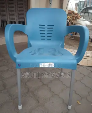 Chaise Et Table en Plastique Original Avec Pieds en Fer Inoxydable.