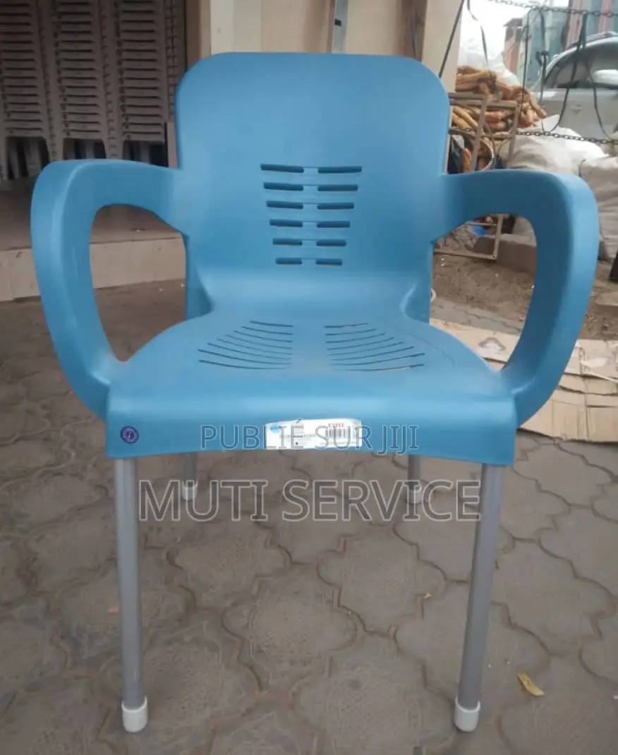 Chaise Et Table en Plastique Original Avec Pieds en Fer Inoxydable.