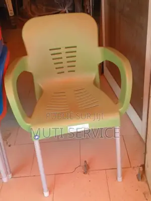 Chaise Et Table en Plastique Original Avec Pieds en Fer Inoxydable.