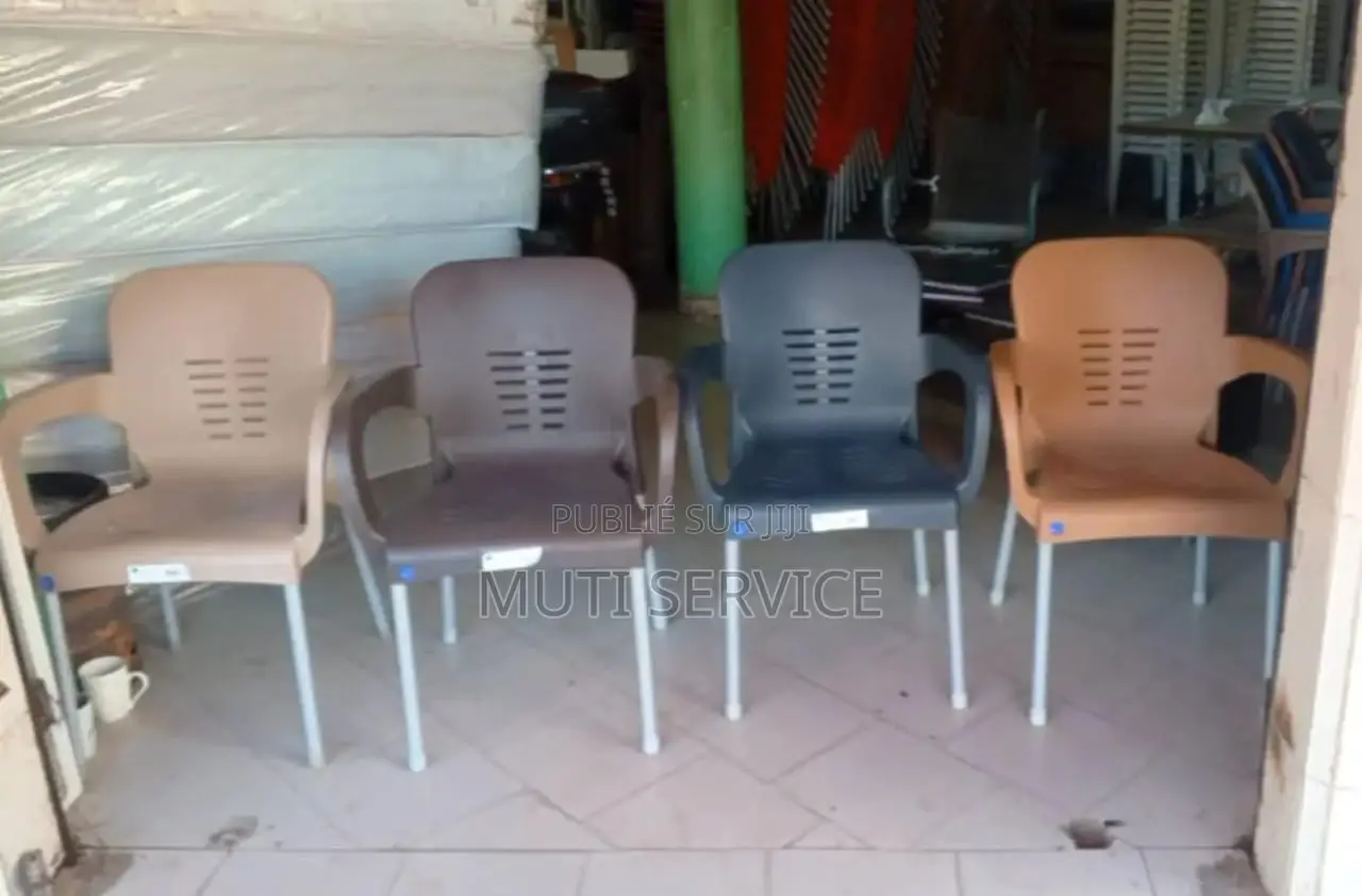 Chaise Et Table en Plastique Original Avec Pieds en Fer Inoxydable.