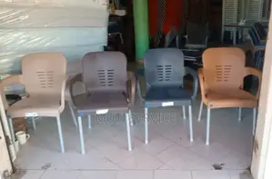 Chaise Et Table en Plastique Original Avec Pieds en Fer Inoxydable.