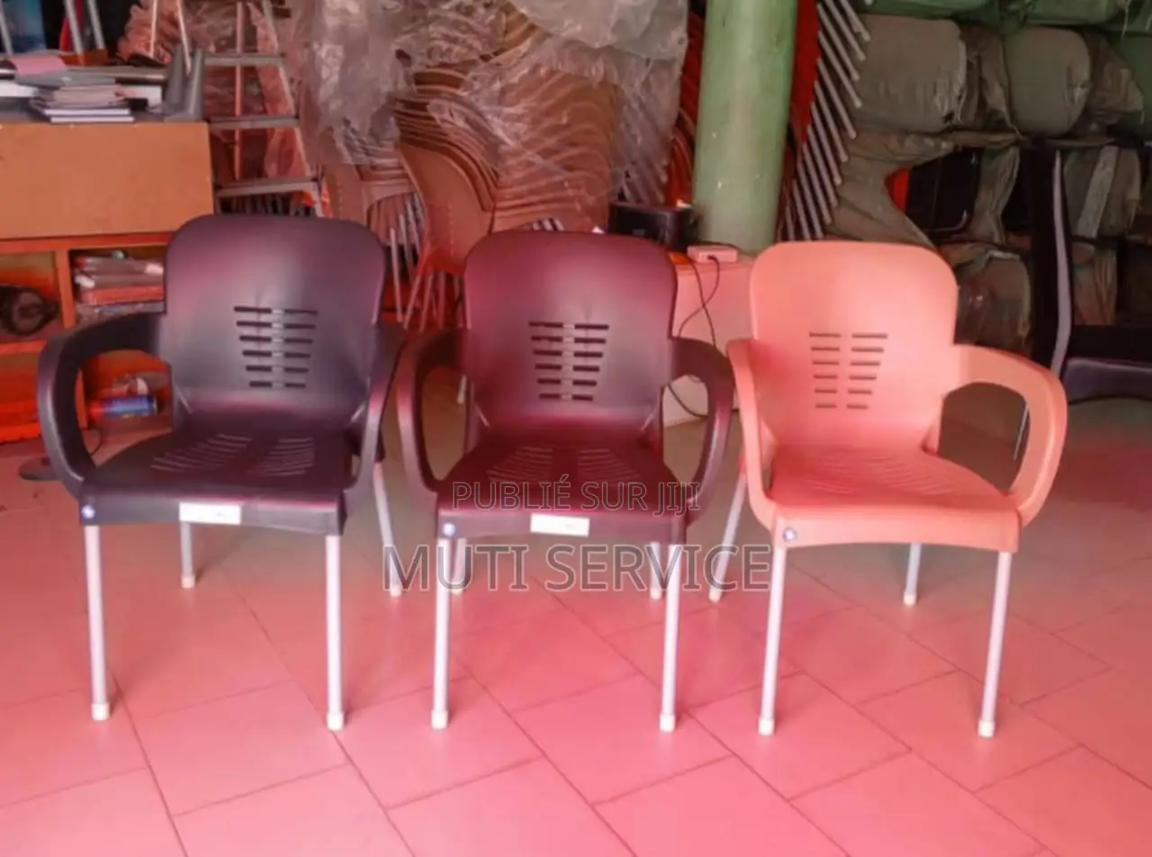 Chaise Et Table en Plastique Original Avec Pieds en Fer Inoxydable.